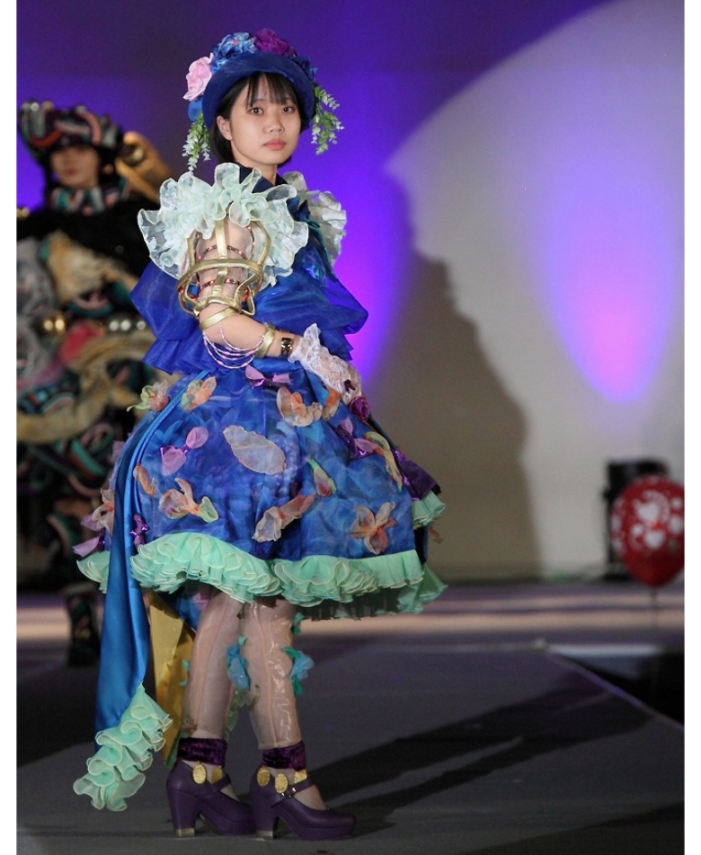 モデル 3年山本ひなのさん(豊田市立朝日丘中学校)