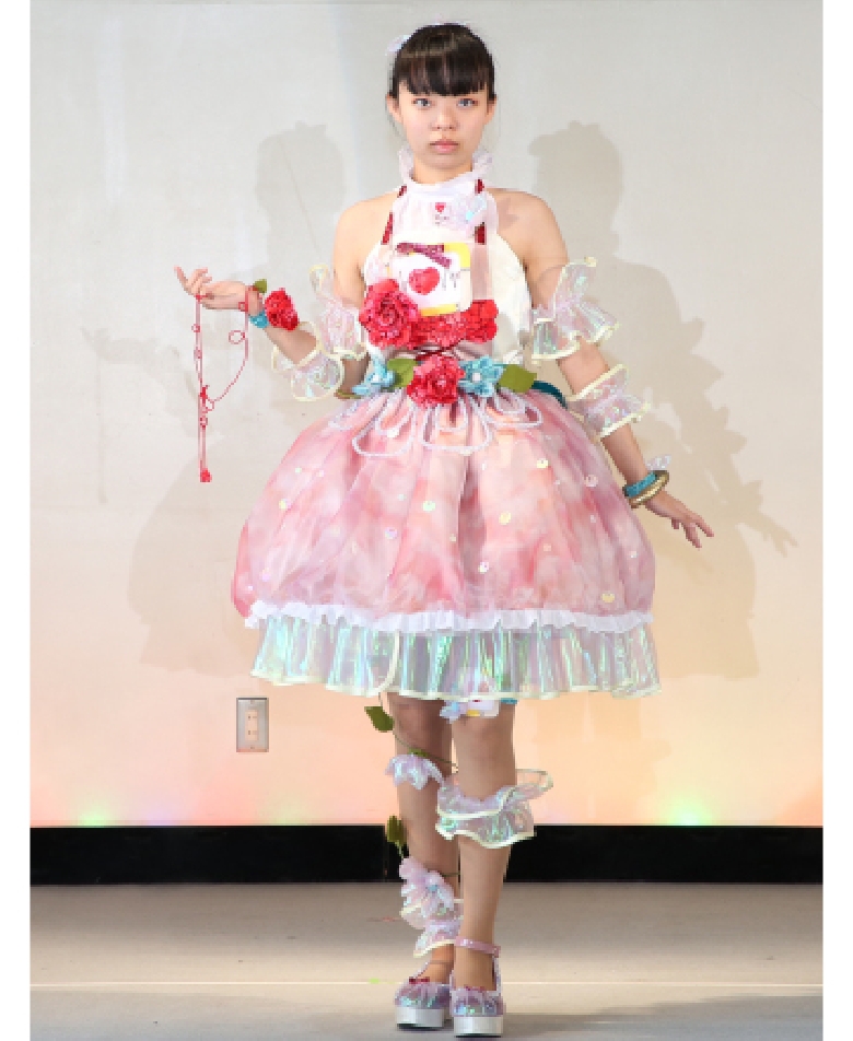 モデル 1年多田愛菜さん(豊田市立益富中学校 出身)